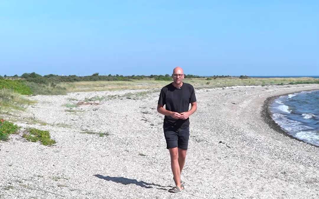 Videostill - Rasmus Skovgaard Jakobsen på strand